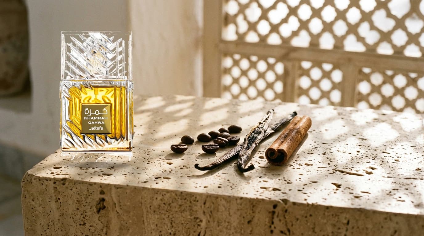 Lattafa Khamrah Qahwa Eau de Parfum 100 ml — Tableau Olfactif Méditerranéen sur pierre calcaire