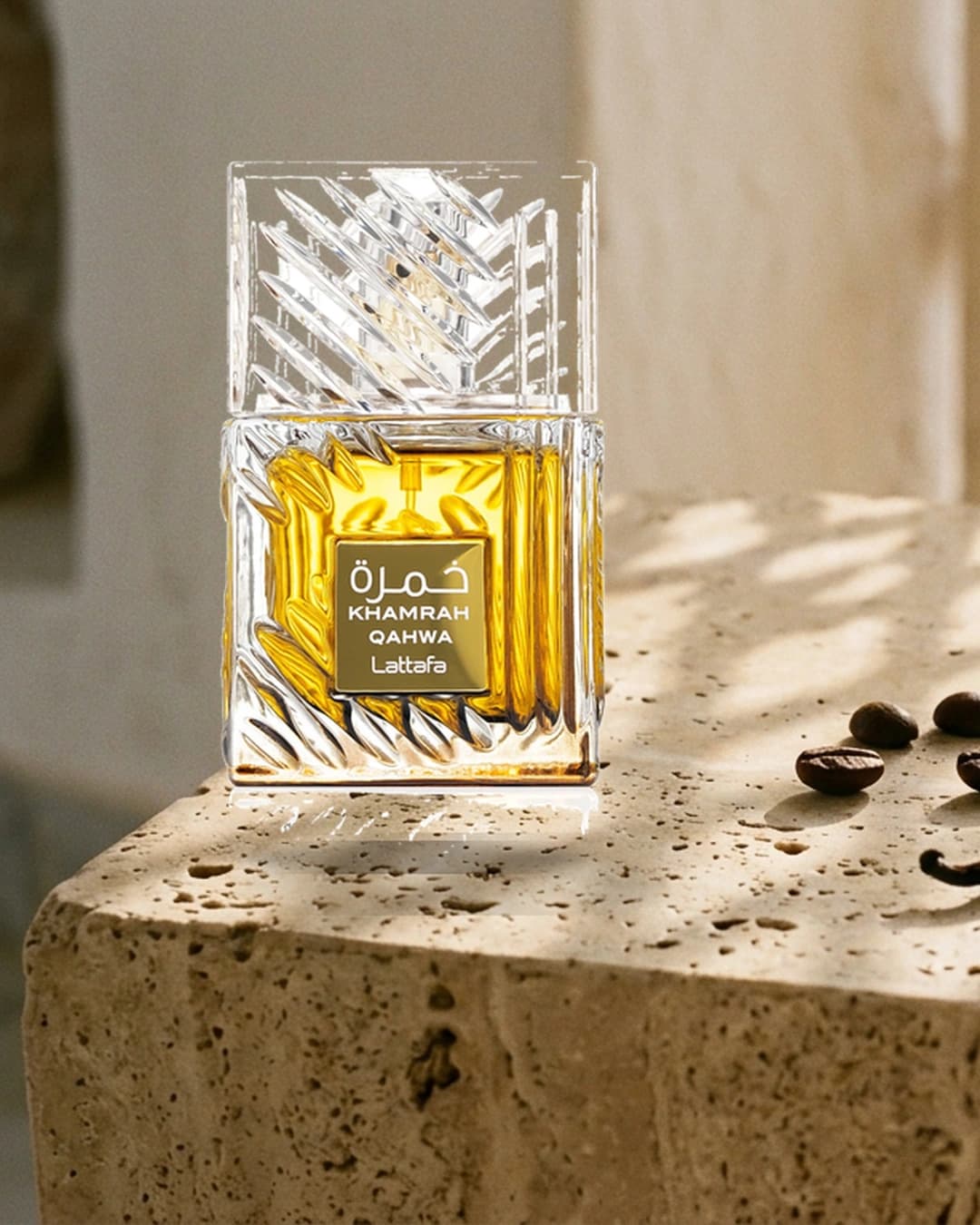 Lattafa Khamrah Qahwa Eau de Parfum 100 ml — Tableau Olfactif Méditerranéen sur pierre calcaire